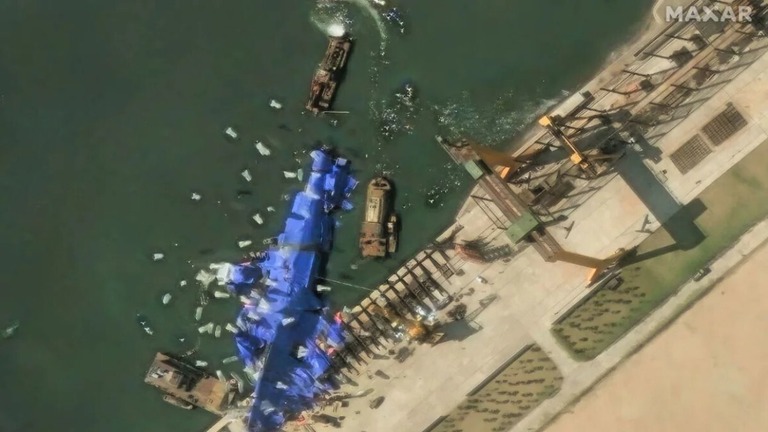 衛星画像には白い風船とみられる物体が写っている＝２４日、北朝鮮・清津/Maxar Technologies