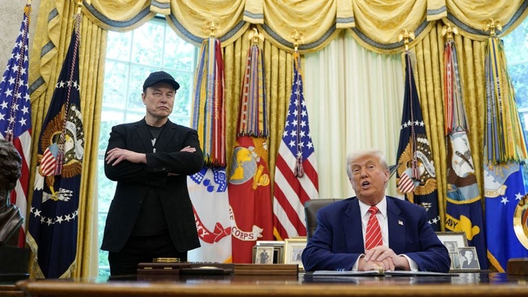 特別政府職員としてＤＯＧＥを率いたイーロン・マスク氏（左）が退任の日を迎えた/Nathan Howard/Reuters