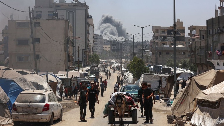 イスラエル軍の攻撃の後、上空に立ち上る煙＝５月３１日、パレスチナ自治区ガザ地区ガザ市/Omar Al/Qattaa/AFP via Getty Images