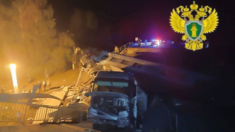 橋の崩落によって列車が脱線した現場の様子/Moscow Interregional Transport Prosecutor's Office
