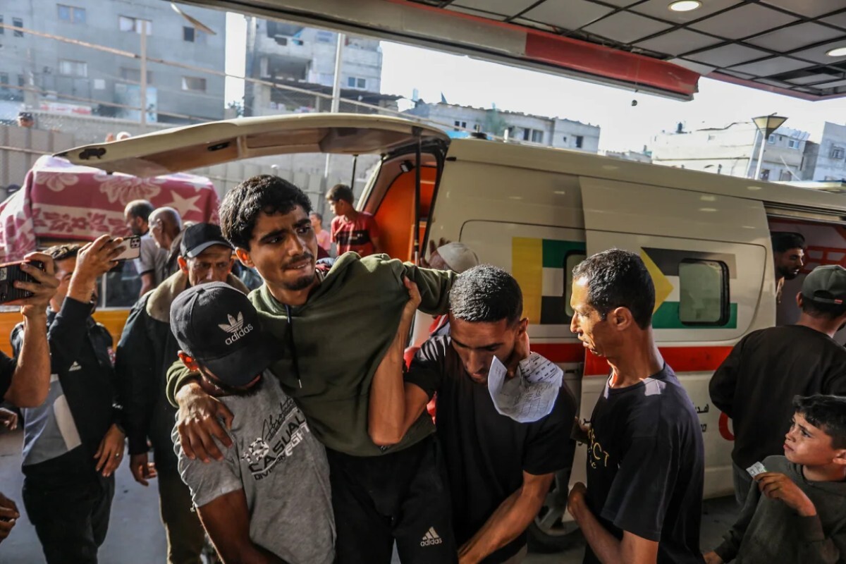 負傷した男性がハンユニスのナセル病院に搬送される様子=1日/Abed Rahim Khatib/Anadolu/Getty Images