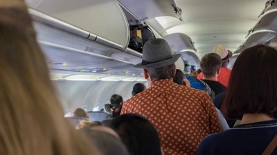 着陸後すぐに立ち上がり過ぎ？、停止前に席離れた乗客には罰金も　トルコ