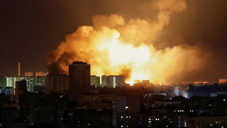 ロシア軍の攻撃を受けて夜空に立ち上る炎と煙＝５月２４日、ウクライナ首都キーウ/Gleb Garanich/Reuters