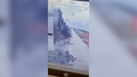 ロシアの爆撃機、滑走路で炎上