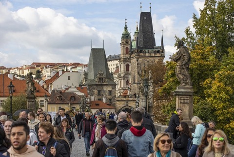制裁下でも欧州を旅行し続けるロシア人、ビザ発給禁止に賛否の声