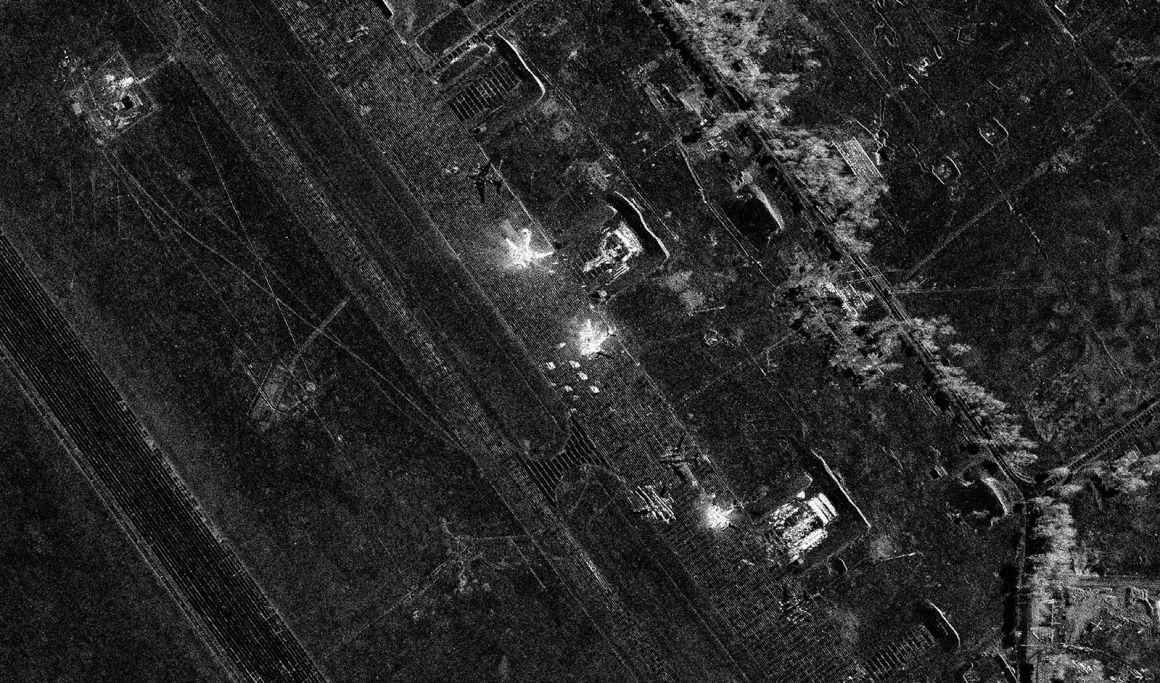 ウクライナによる攻撃後、イルクーツク州にあるベラヤ空軍基地の航空機の損傷を捉えたとみられる衛星画像/Umbra