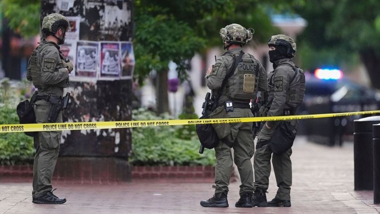 親イスラエルのデモ襲撃の現場を捜査する法執行機関の要員ら/David Zalubowski/AP