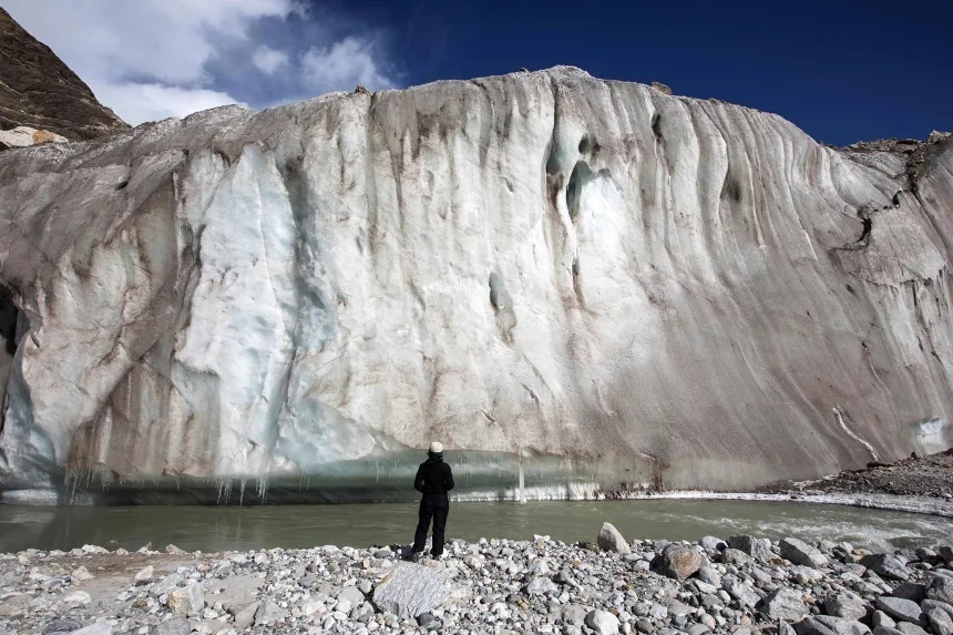 ガンジス川の源流と考えられているガンゴトリ氷河を眺める旅行者＝２０２２年１０月/Xavier Galiana/AFP/Getty Images