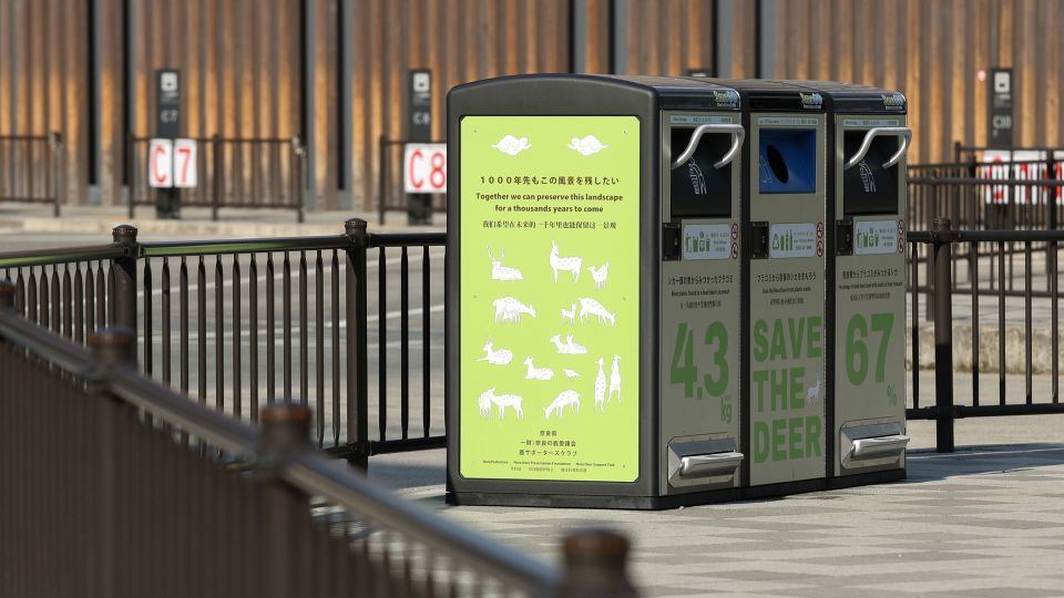 奈良の市街に新設されたごみ箱。太陽光発電によるごみの自動圧縮機能を備えている/Buddhika Weerasinghe/Getty Images