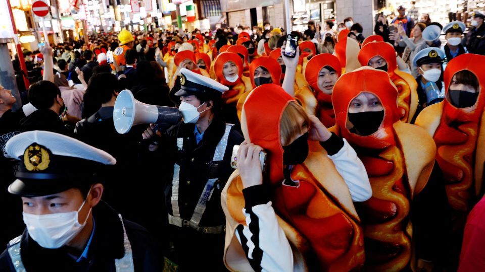 2022年のハロウィーンに渋谷に集まった群衆と警備の警察官/Hoon/Reuters