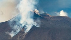 エトナ山が大規模噴火、観光客が避難　イタリア