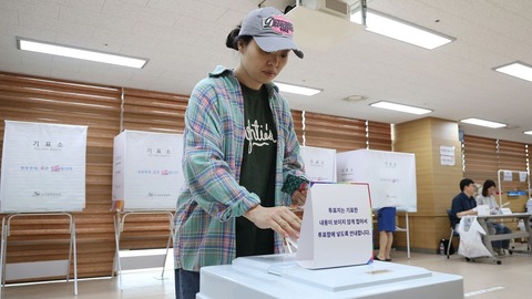 政治的混乱から半年、大統領選の投票始まる　韓国