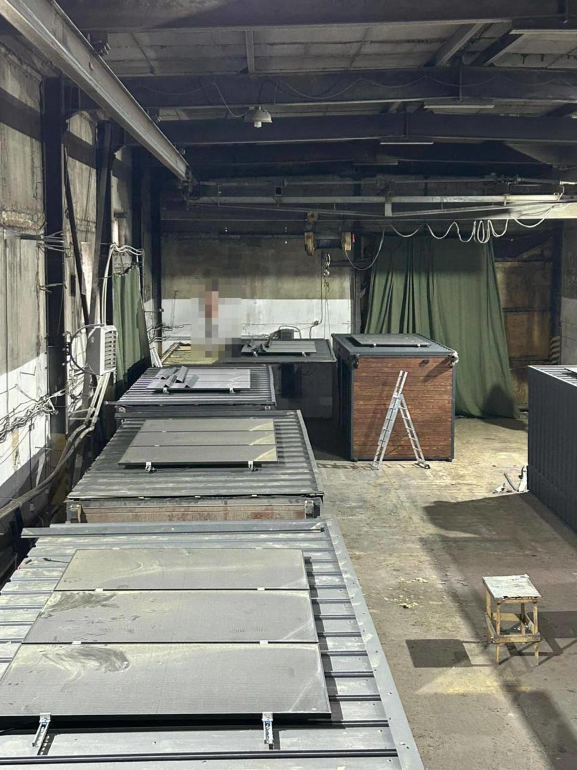ウクライナ保安局が提供した施設内に置かれた木造の小屋（この画像の場所と日付は独自の検証が行われていないほか、画像の一部は情報源によって加工されている）/From the Ukrainian Security Service/Reuters