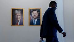 トランプ氏、新たな公式写真を公開　歴代大統領にみられた笑顔も米国旗もなし