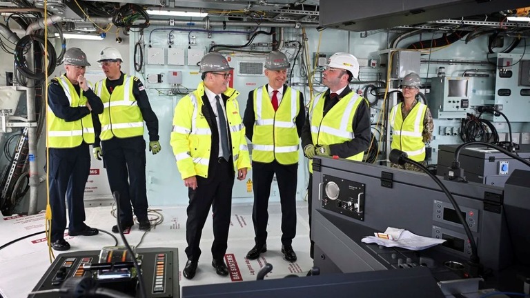 英防衛企業ＢＡＥシステムズの施設を視察するスターマー首相とヒーリー国防相（中央）/Andy Buchanan/PA/AP via CNN Newsource