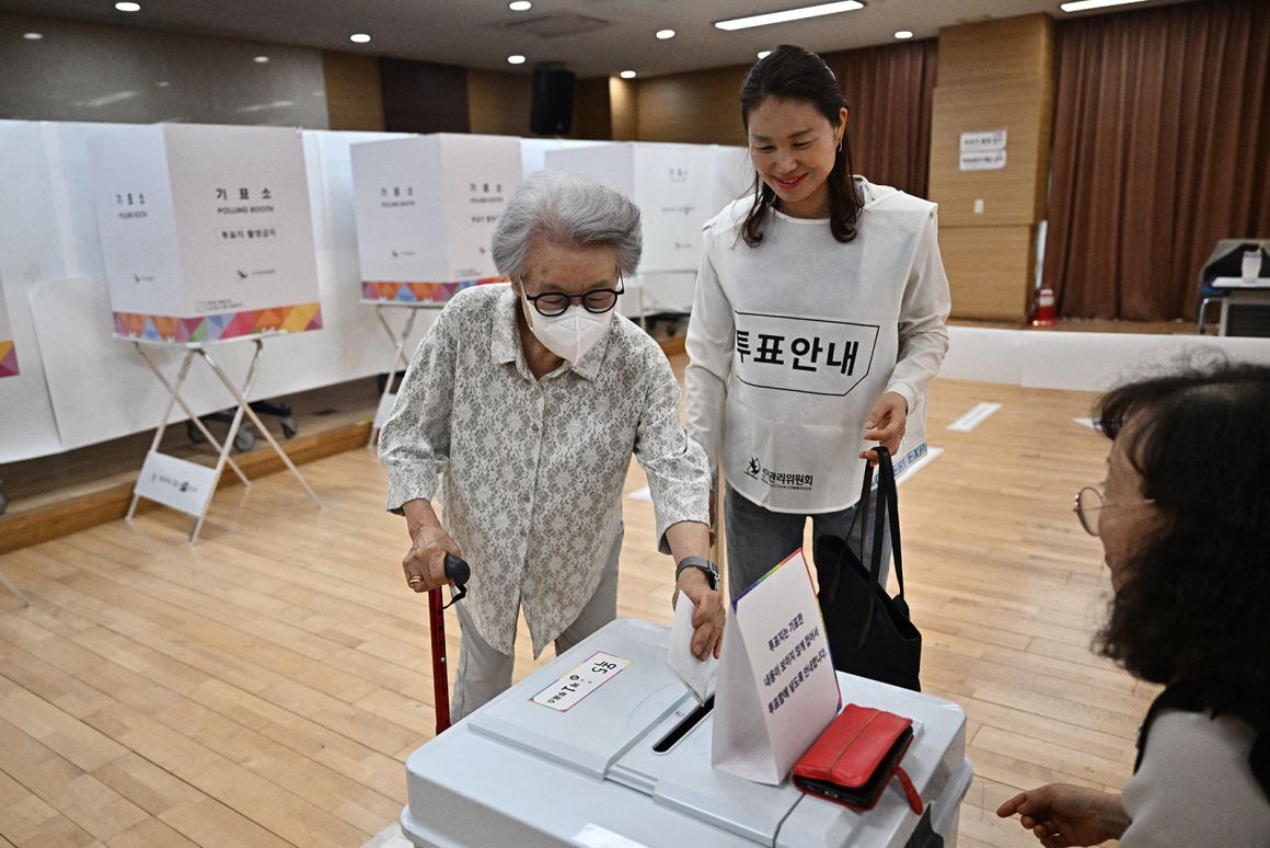 投票所で投票を行う有権者=3日、韓国ソウル/Pedro Pardo/AFP/Getty Images