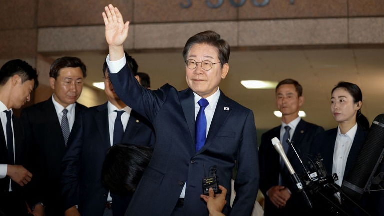 ３日の大統領選後、仁川で支持者に手を振る最大野党・共に民主党の李在明前代表/Soo-hyeon Kim/Reuters