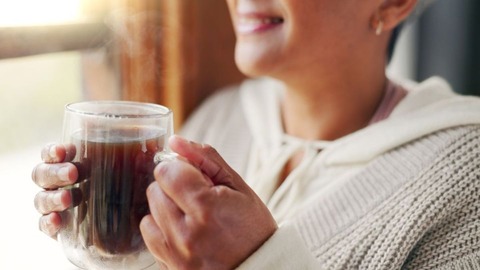 カフェイン入りコーヒーを適度に摂取、女性の健康的な老化と関連か　新研究