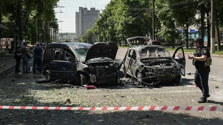 ロシア軍による攻撃のあった現場を調べる警官＝３日、ウクライナ・スーミ州/Reuters