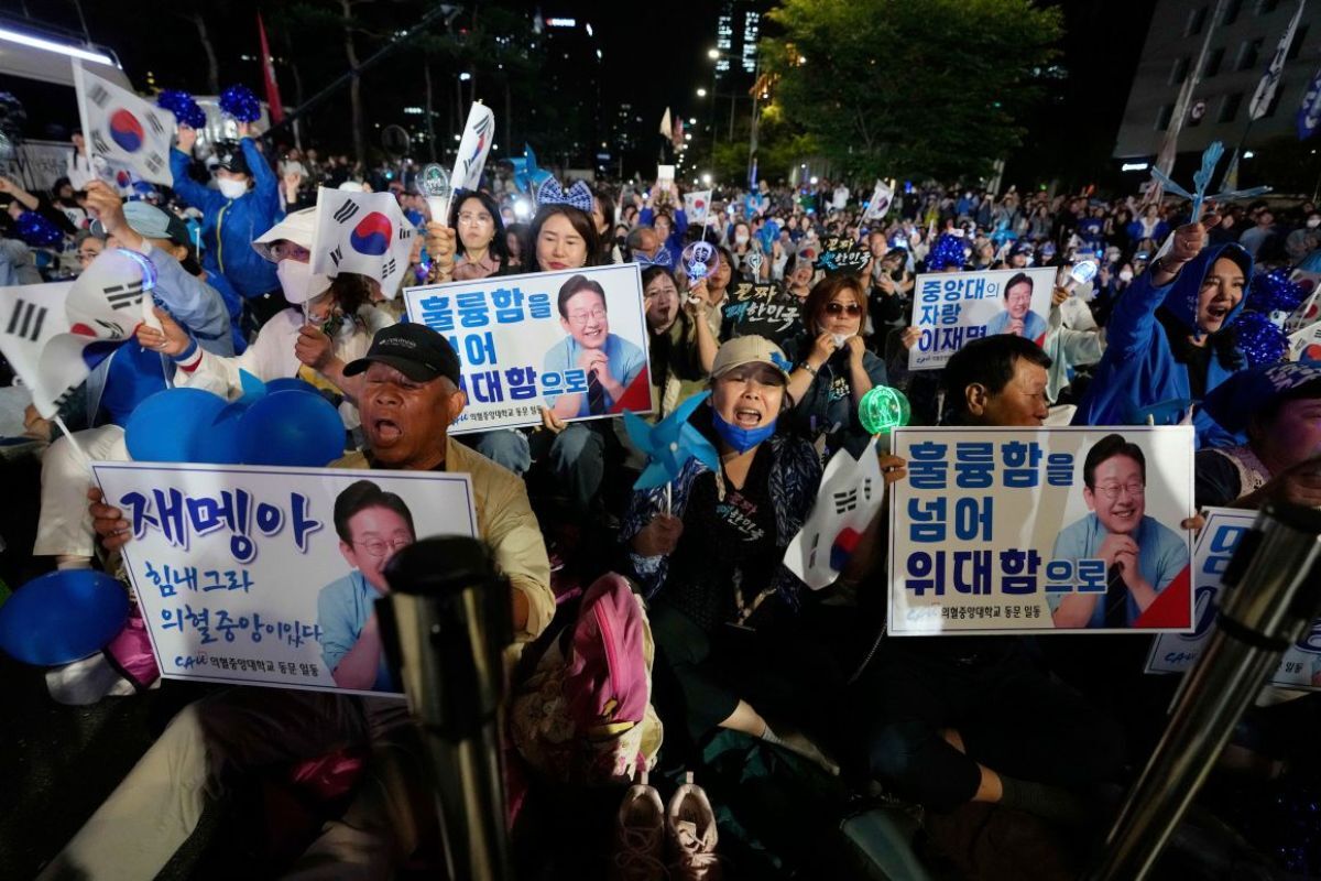 国会前に集まった進歩(革新)系最大野党・共に民主党の李在明(イジェミョン)候補の支持者ら=3日、韓国ソウル/Ahn Young-joon/AP