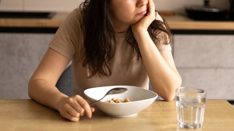 行き過ぎたダイエットは心の健康に深刻な影響を与えかねないという研究結果が報告された/Sabina Eivazova/iStockphoto/Getty Images