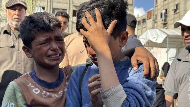 イスラエル軍による発砲で死亡したパレスチナ人の親族＝３日、パレスチナ自治区ガザ地区ハンユニス/Abdallah F.s. Alattar/Anadolu/Getty Images
