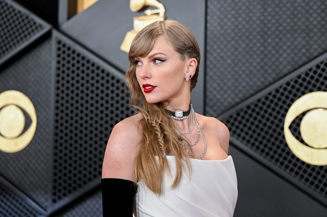 ２０２４年のグラミー賞授賞式でテイラー・スウィフトは首に時計を着けて登場した