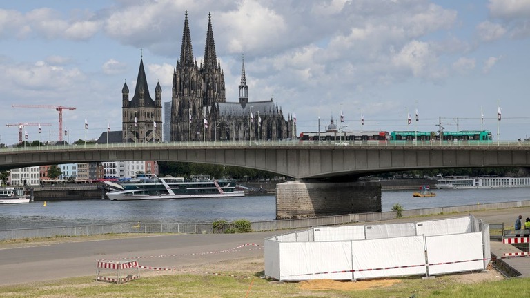 独ケルンの造船所で不発弾３発が見つかり、市中心部から２万人以上が避難した/Thomas Banneyer/picture-alliance/dpa/AP