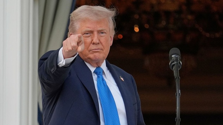 トランプ米大統領が１２カ国からの渡米を禁じる宣言に署名した/Alex Brandon/AP