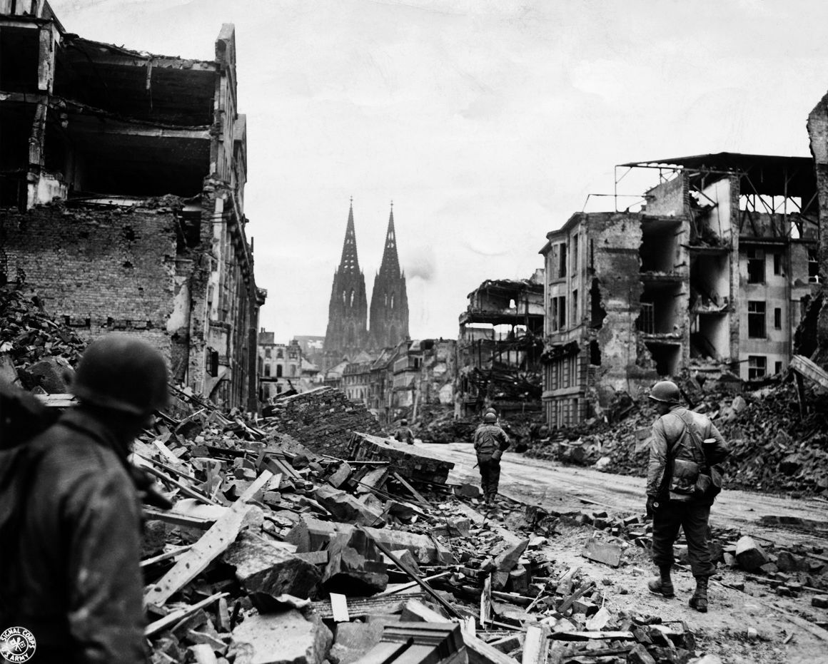 第2次大戦中、連合国による空爆で廃虚と化したケルンの街/Bettmann Archive/Getty Images