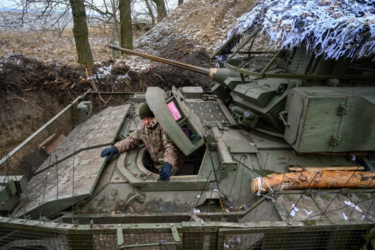 ロシア・クルスク州への越境作戦中に米国製のブラッドレー戦闘車両を使用するウクライナ軍兵士=1月15日、ウクライナ・スーミ州/Scott Peterson/Getty Images