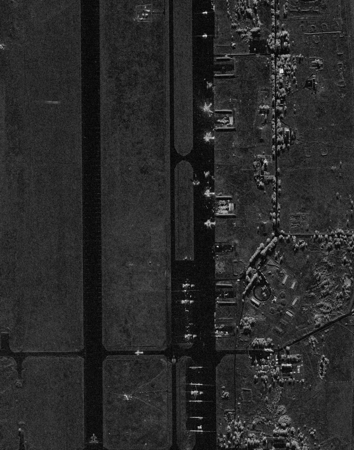 衛星画像には航空機が被害を受けた様子が写っているように見える=2日、イルクーツク州のロシア軍飛行場/Capella Space/Handout/Reuters