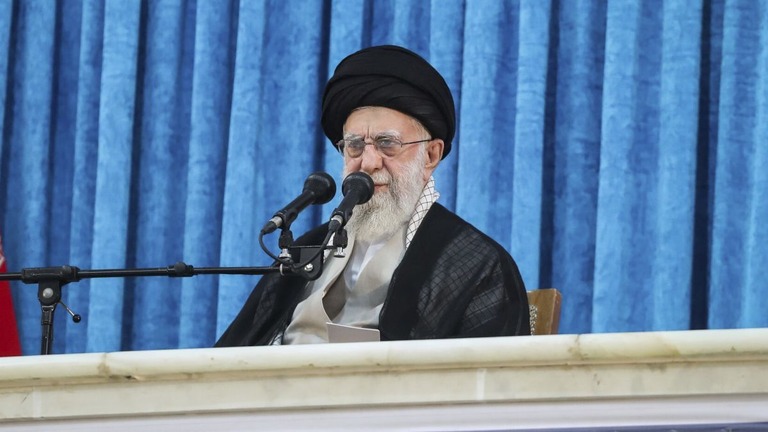 イラン革命指導者、故ホメイニ師の命日の式典で演説するイランの最高指導者ハメネイ師/Office of the Iranian Supreme Leader/AP
