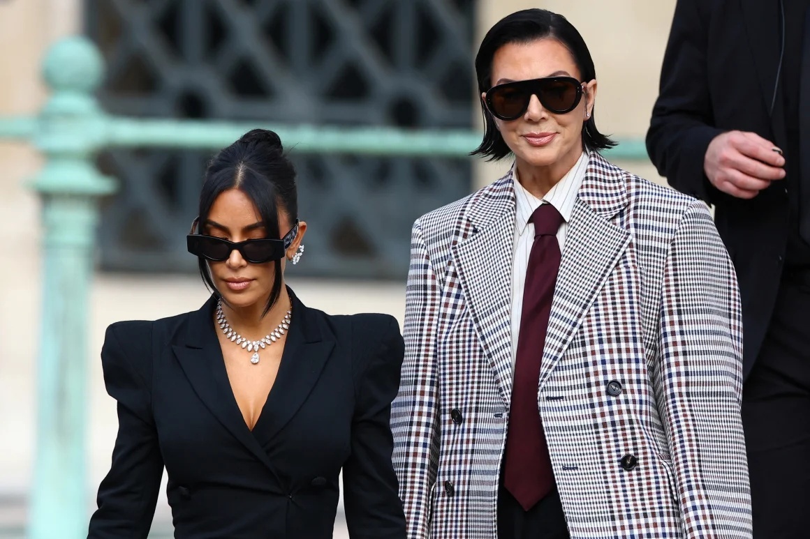 娘のキム・カーダシアンと写るカイリーの母親、クリス・ジェンナー。先ごろ顔の整形について公表した/Piroschka Van De Wouw/Reuters