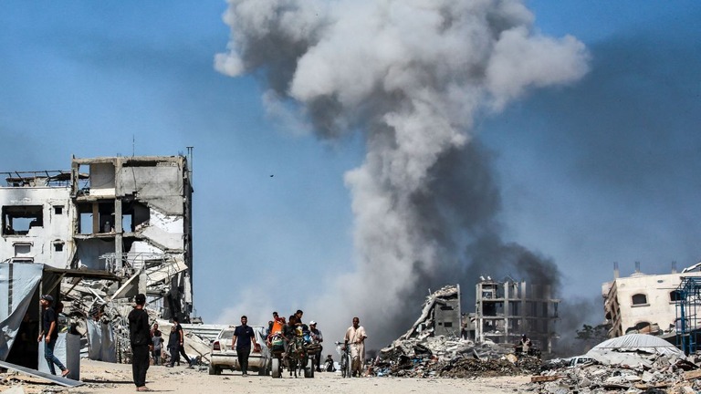 イスラエル軍による空爆の後、上空に立ち上る煙＝５月、パレスチナ自治区ガザ地区ジャバリヤ/Bashar Taleb/AFP/Getty Images