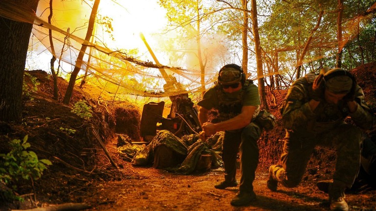 ロシア軍の陣地へ向けてりゅう弾砲を発射するウクライナ軍兵士＝２日、ウクライナ・ハルキウ州/Ukrainian Armed Forces/Reuters