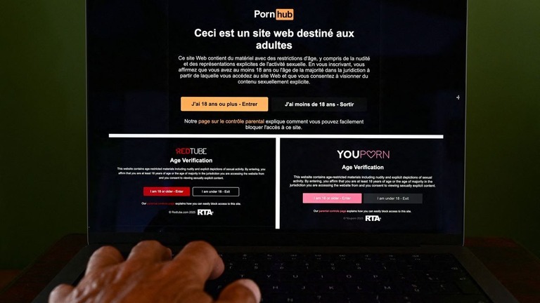 フランスでは「ポルノハブ」など三つのサイトにアクセスができなくなった＝４日/Gabriel Bouys/AFP/Getty Images