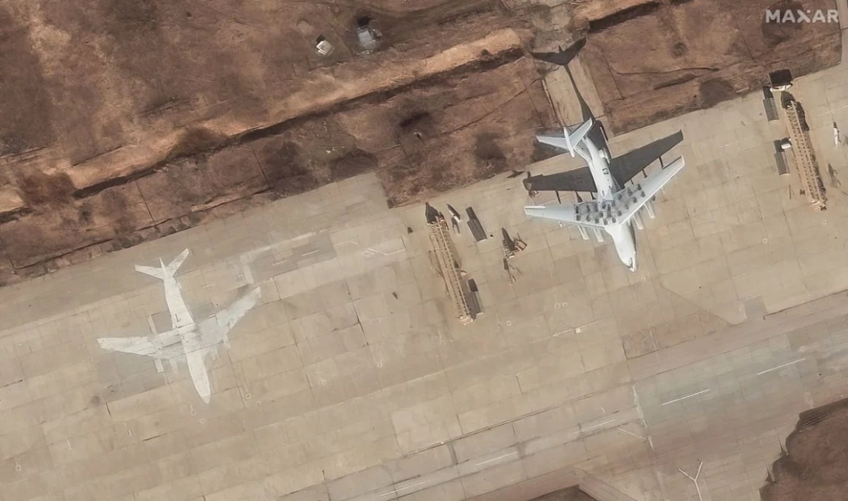 3月に撮影されたジャギレボ空軍基地の衛星画像。滑走路に、おとりとみられる航空機の絵が描かれている=ロシア・リャザン州