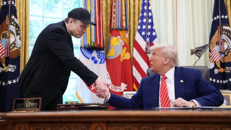 大統領執務室で握手を交わすイーロン・マスク氏とトランプ大統領＝５月３０日/Kevin Dietsch/Getty Images