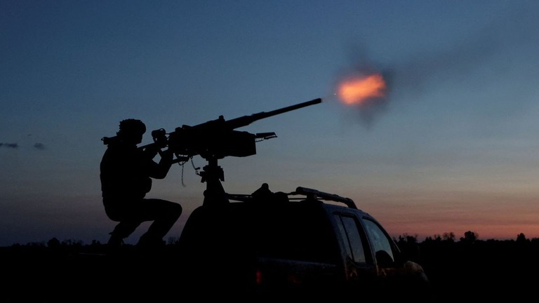 ２日、ウクライナ東部ハルキウ州でロシア軍のドローンに機銃を発射するウクライナ兵/Sofiia Gatilova/Reuters