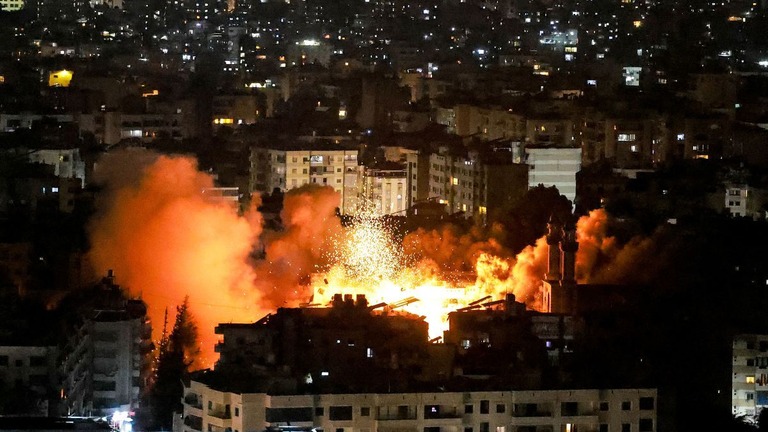 炎が噴き上がるベイルート南郊の空爆現場の様子/Ibrahim Amro/AFP/Getty Images
