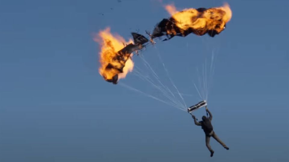 パラシュートが燃えるスタントを披露するクルーズの動画のスクリーンショット/From Paramount Pictures