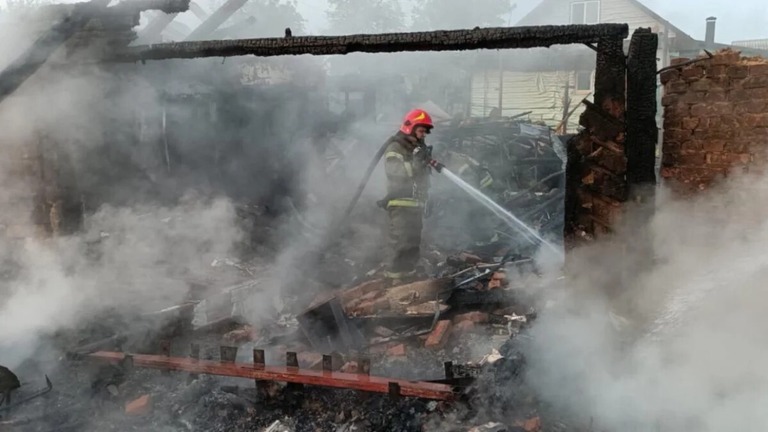 ドローン攻撃の現場で対応に当たる消防士＝５日、ウクライナ中部プリルキ/Emergency Service of Ukraine/Reuters