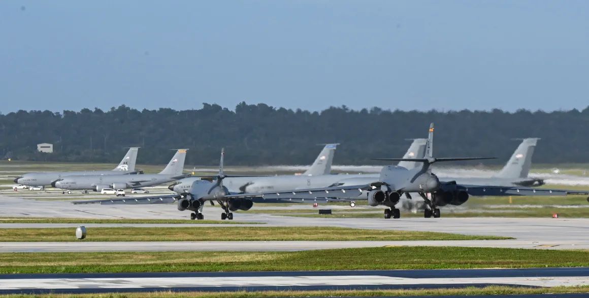 グアムのアンダーセン空軍基地に駐機する爆撃機Ｂ１Ｂ「ランサー」/Tech. Sgt. Robert Trujillo/US Air Force