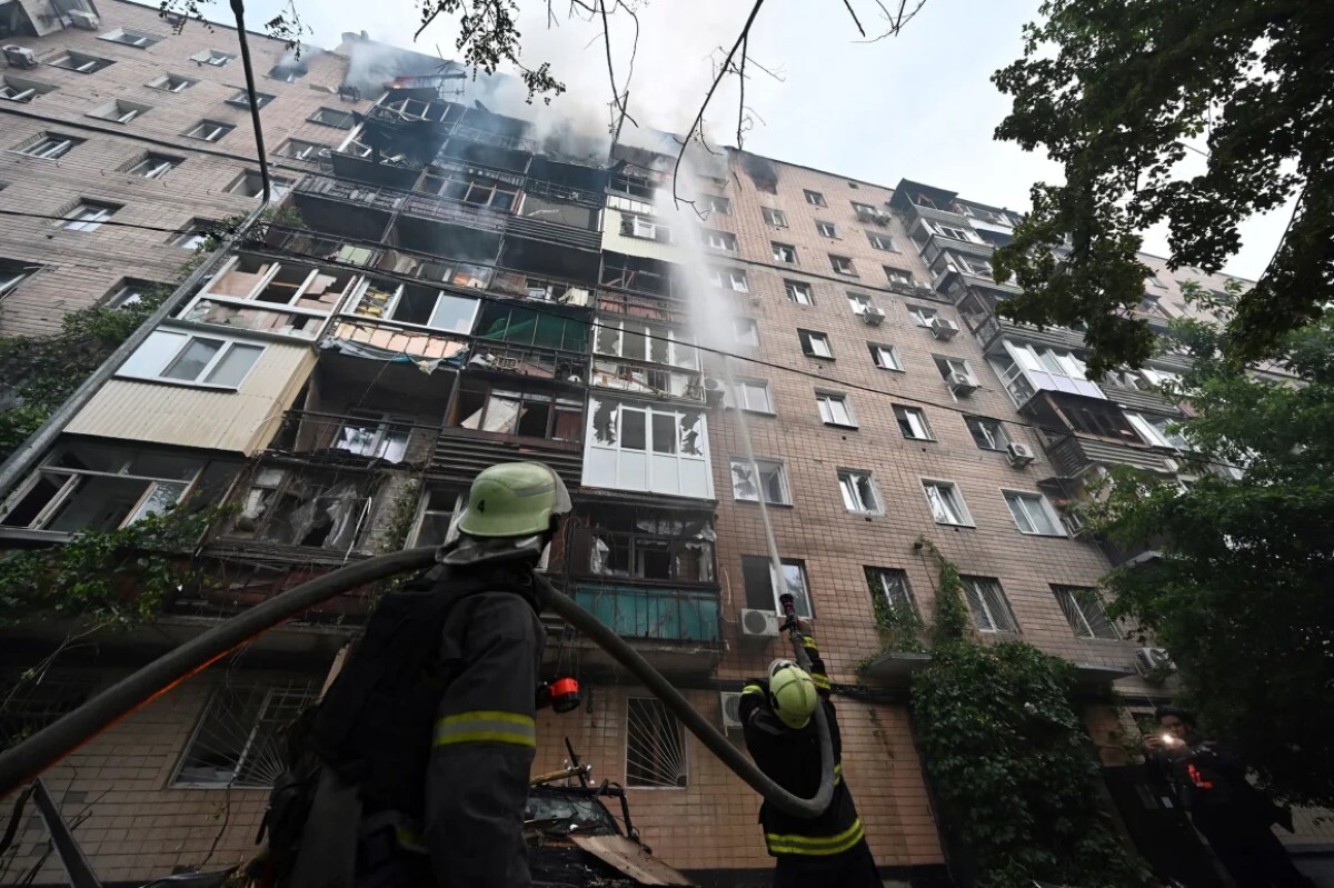 集合住宅で消火活動に当たる消防士=7日、ハルキウ/Sergey Bobok/AFP/Getty Images
