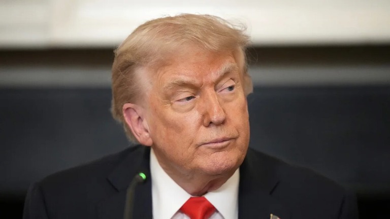 ホワイトハウスでの会合に出席するトランプ氏＝５日/Alex Brandon/AP