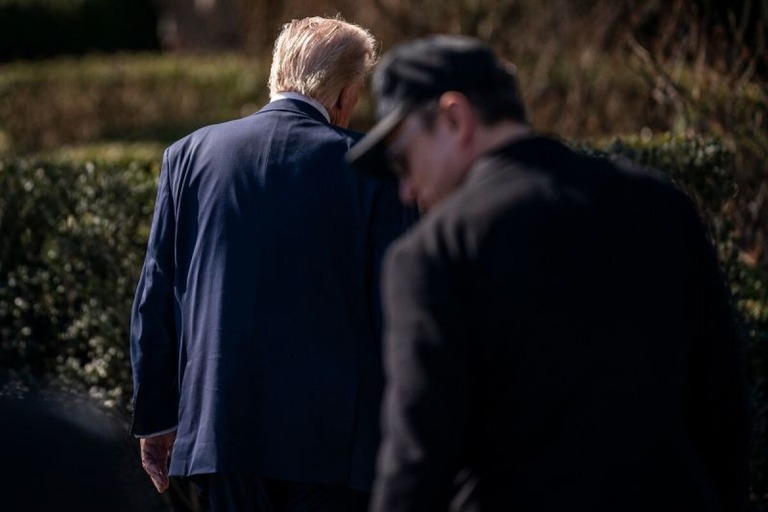 トランプ米大統領（左）と実業家のイーロン・マスク氏/Jabin Botsford/The Washington Post/Getty Images/File