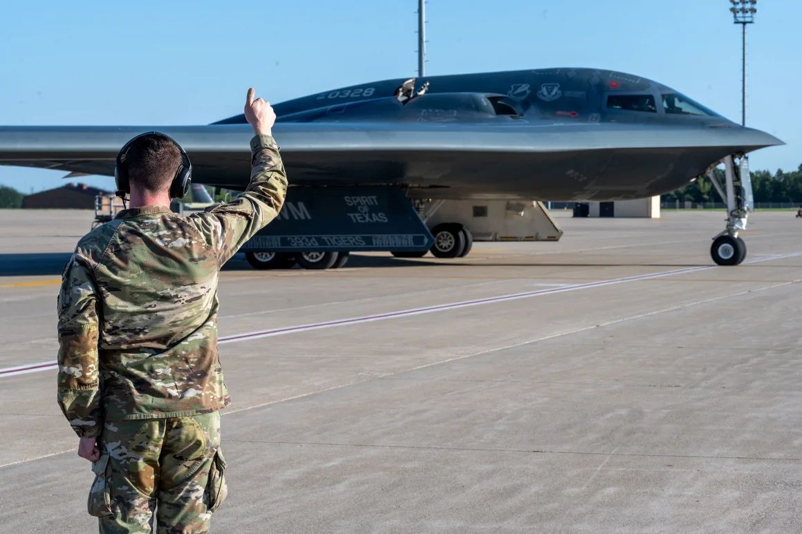 ミズーリ州のホワイトマン空軍基地で離陸態勢を整える爆撃機Ｂ２「スピリット」/Airman 1st Class Bryce Moore/US Air Force