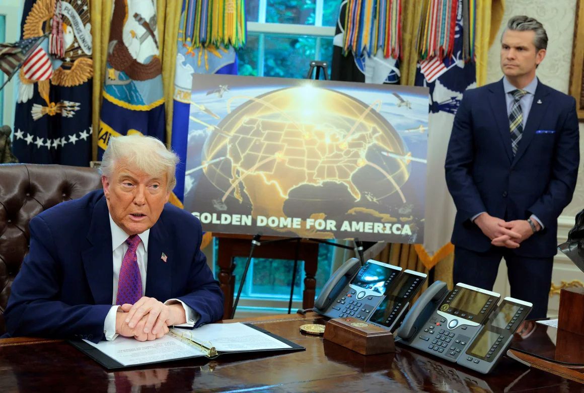 ホワイトハウスでヘグセス国防長官（右）と共にミサイル防衛プロジェクト「ゴールデンドーム」について発表するトランプ大統領/Chip Somodevilla/Getty Images