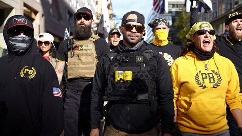 米極右団体「プラウドボーイズ」のメンバー、司法省を提訴　議事堂襲撃関連の訴追巡り